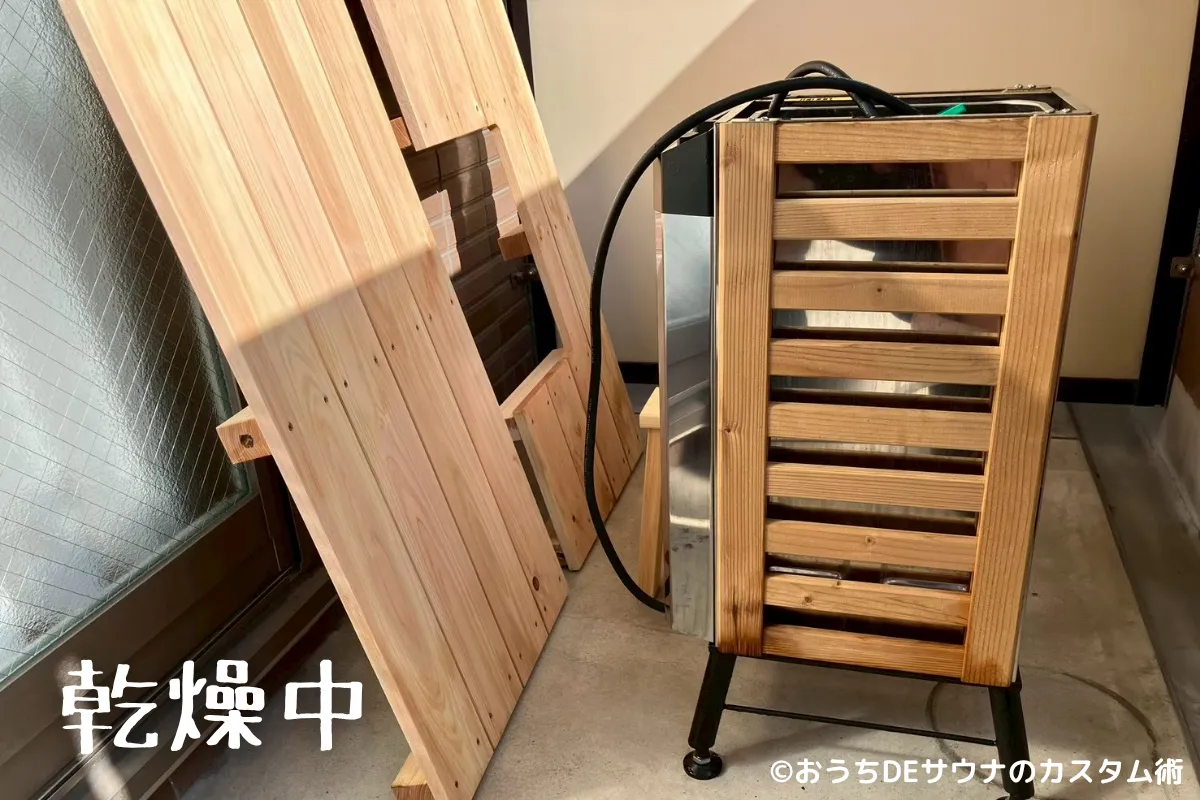 おうちDEサウナのストーブとすのこ、椅子をベランダで乾燥している写真