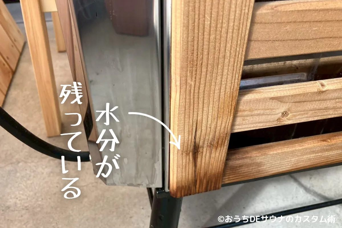 おうちDEサウナのストーブの木枠の写真